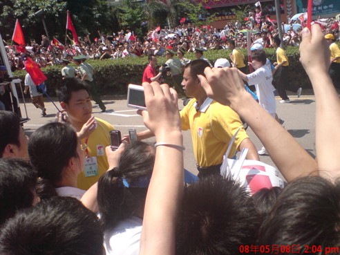 IM电竞集团员工喜迎奥运圣火